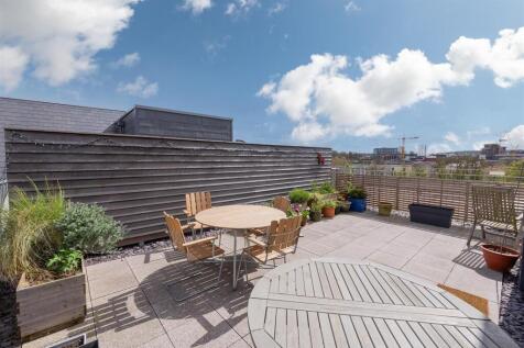 Spacious and sunny rooftop garden with comforta...