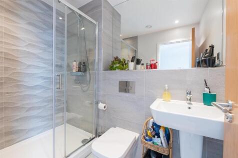 Modern and sleek bathroom featuring a large wal...