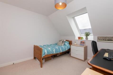 A neat and bright single bedroom featuring a co...