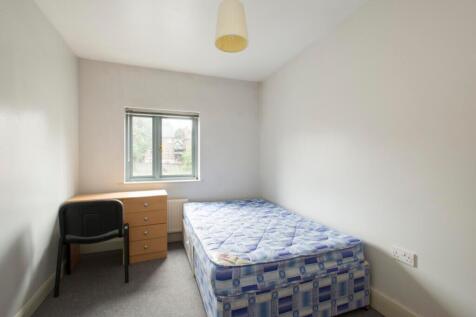 A cozy double bedroom featuring a comfortable b...