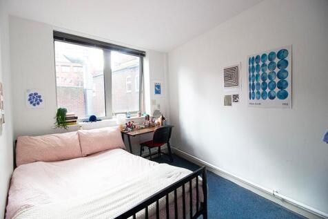 A cozy double bedroom featuring a comfortable b...