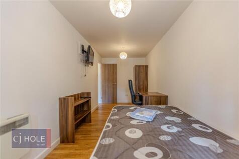 A neat and well-maintained single bedroom featu...
