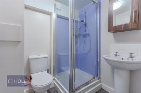 Bright and clean bathroom suite featuring a mod...