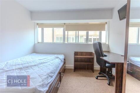 Bright and clean single bedroom featuring a com...