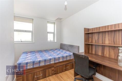 Bright and clean single bedroom featuring a com...