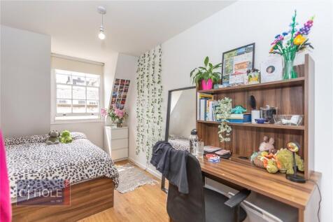 A neat and inviting single bedroom featuring a ...