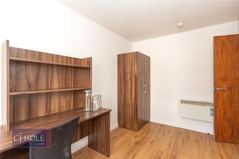 A neat and well-maintained single bedroom featu...