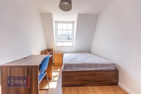 A bright and tidy single bedroom featuring a ne...