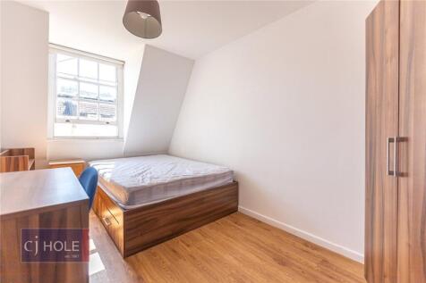 Bright and clean single bedroom featuring a lar...