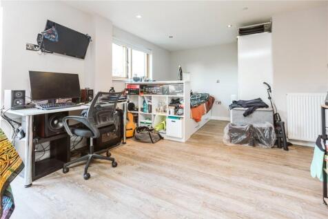 Bright and tidy single bedroom featuring a well...