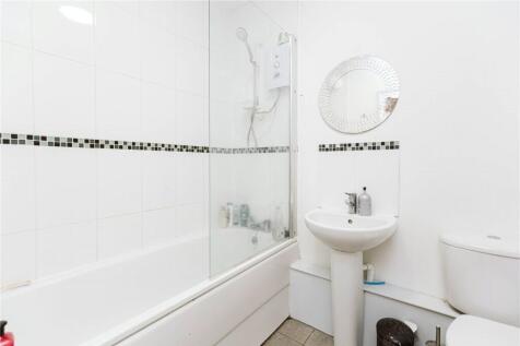 Bright and clean bathroom suite featuring a ful...