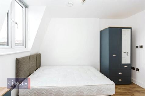 Bright and clean double bedroom featuring a com...
