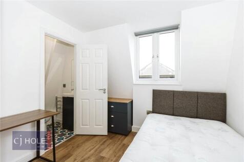 Bright and tidy single bedroom featuring a comf...