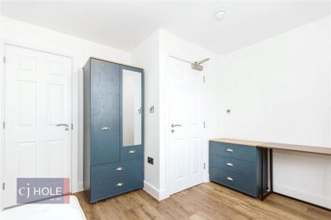 A neat and well-maintained single bedroom featu...