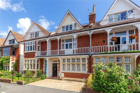 Bright and charming exterior of a well-maintain...