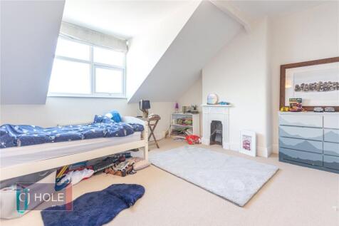 Bright and tidy room with a single bed position...