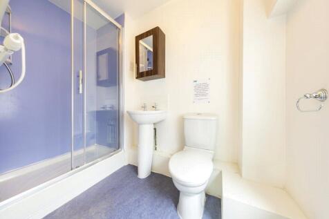 Bright and clean bathroom suite featuring a mod...