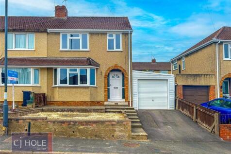 Well-maintained semi-detached house with a spac...