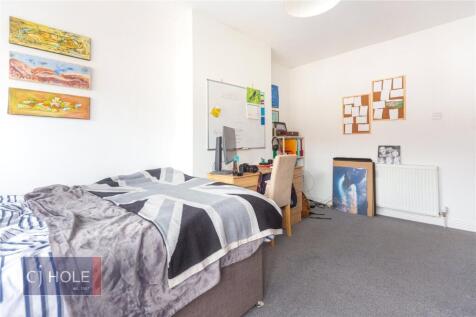 A bright and tidy single bedroom featuring a co...
