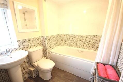 Bright and clean bathroom suite featuring a ful...