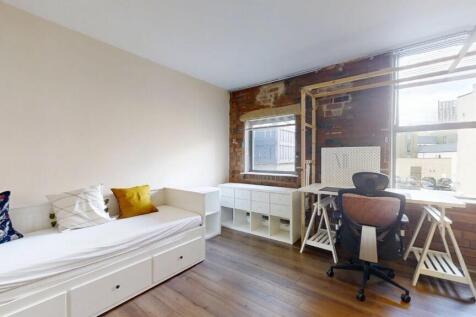 Bright and tidy single bedroom featuring a comf...