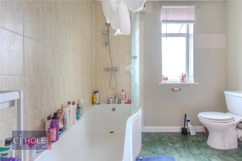 Bright and tidy bathroom featuring a full batht...