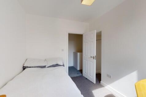 Bright and tidy bedroom with a comfortable sing...