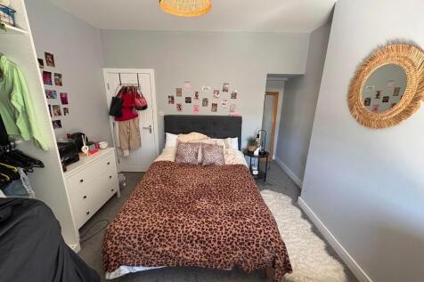 A cozy double bedroom featuring a comfortable d...