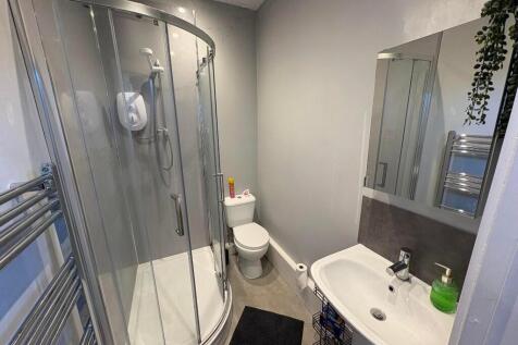 A modern and well-maintained bathroom suite fea...