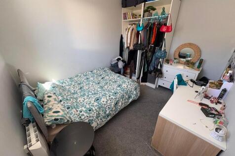 Cozy and tidy single bedroom featuring a comfor...