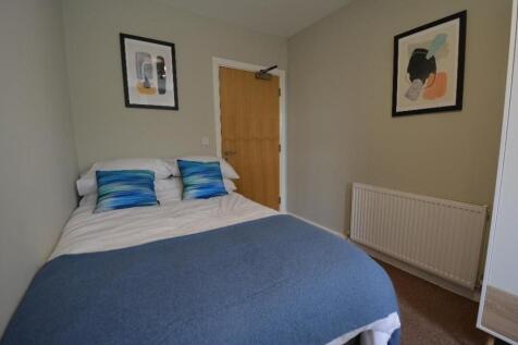 A cozy and well-maintained double bedroom featu...