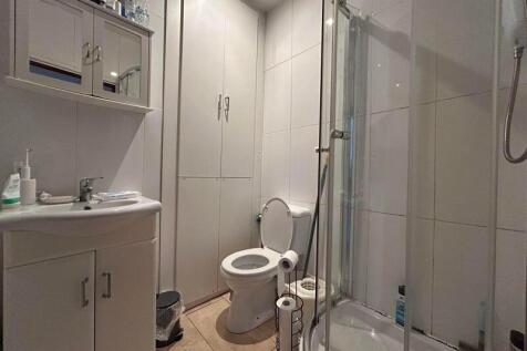 A modern and tidy bathroom suite featuring a sp...