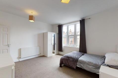 Bright and neatly arranged single bedroom featu...