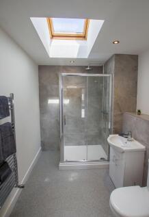 A modern and clean bathroom featuring a spaciou...