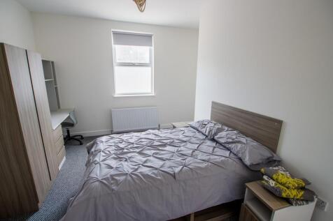 A bright and tidy double bedroom featuring a co...