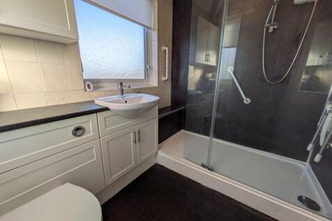 A bright and modern bathroom with contemporary ...