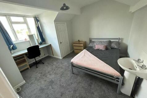 Bright and tidy double bedroom featuring a comf...