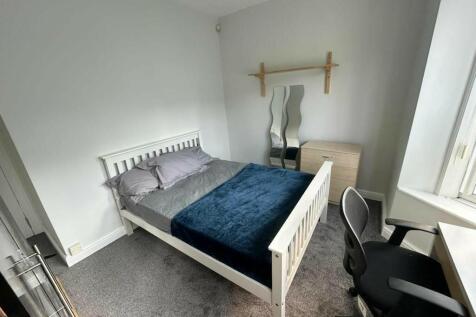 A neat and inviting double bedroom featuring a ...