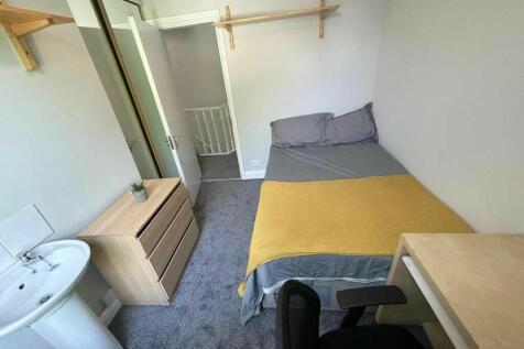 A neat and well-maintained single bedroom featu...