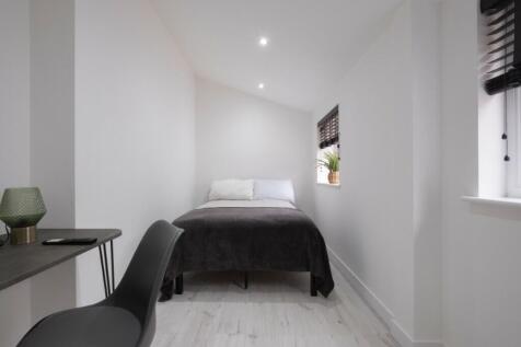 A bright and tidy double bedroom with modern de...