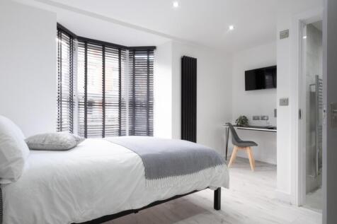 This beautifully designed double bedroom featur...