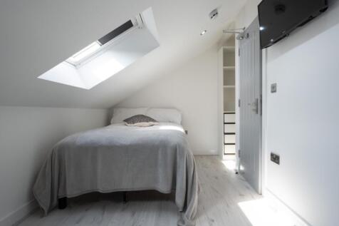 This inviting double bedroom features ample nat...