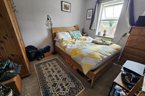 A cozy double bedroom featuring a comfortable w...