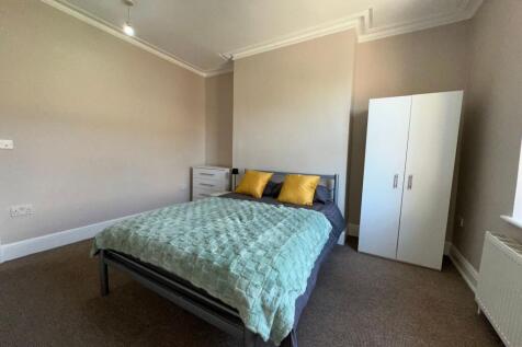 A neat and bright double bedroom featuring a co...