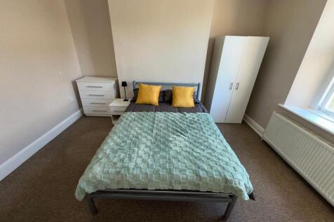 A clean and simple double bedroom featuring a n...