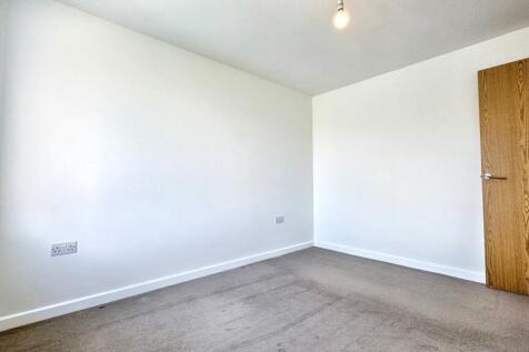 Bright and clean double bedroom with neutral wa...