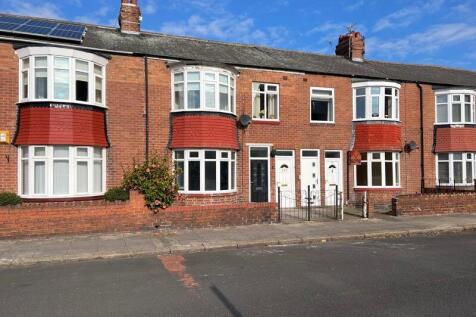 A charming terraced brick house with classic ba...