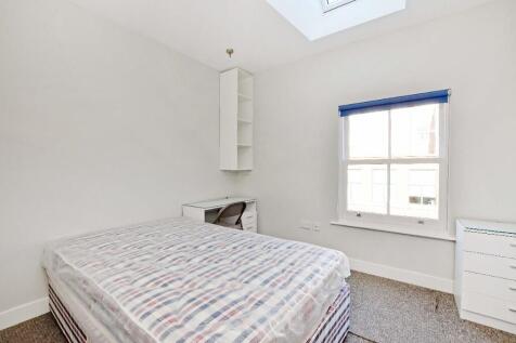 Bright, clean single bedroom featuring a comfor...