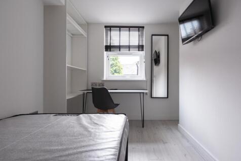 This inviting double bedroom features a spaciou...