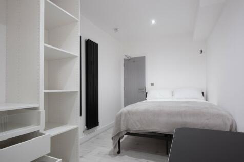 This beautifully designed double bedroom featur...